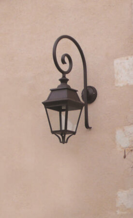 Avenue 3 03 | Wandlaterne mit geschwungenem Wandarm für Eingänge Roger Pradier